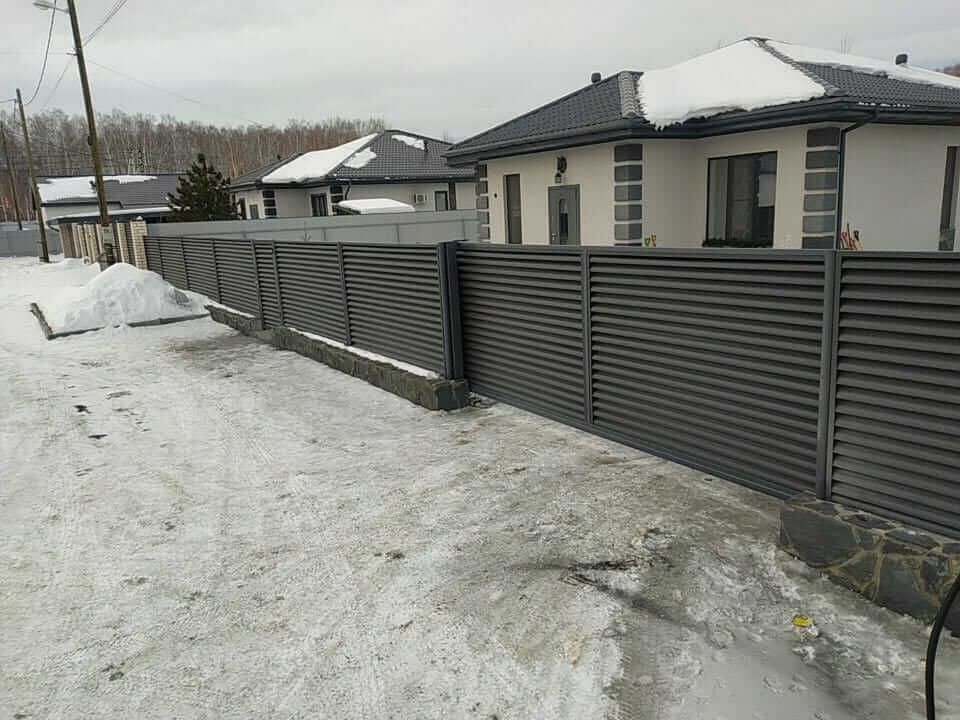 Забор-жалюзи с входной группой 26м RAL7024 Серый Графит МАТТЕ фото 1 в Старой Руссе