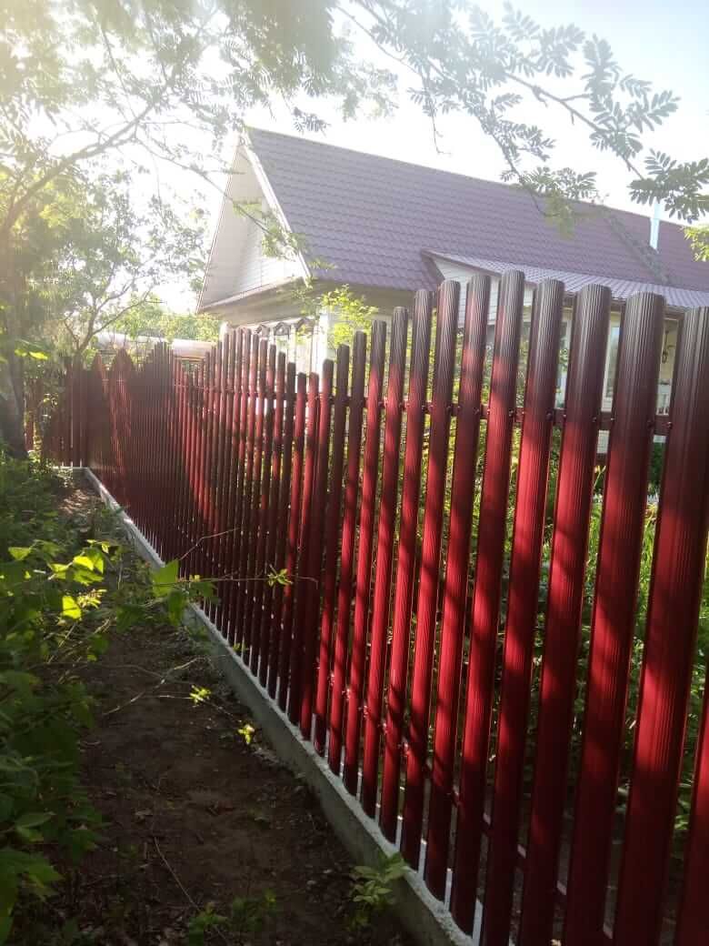 Забор из фигурного штакетника 21м RAL3005 Красное Вино фото 2 в Старой Руссе