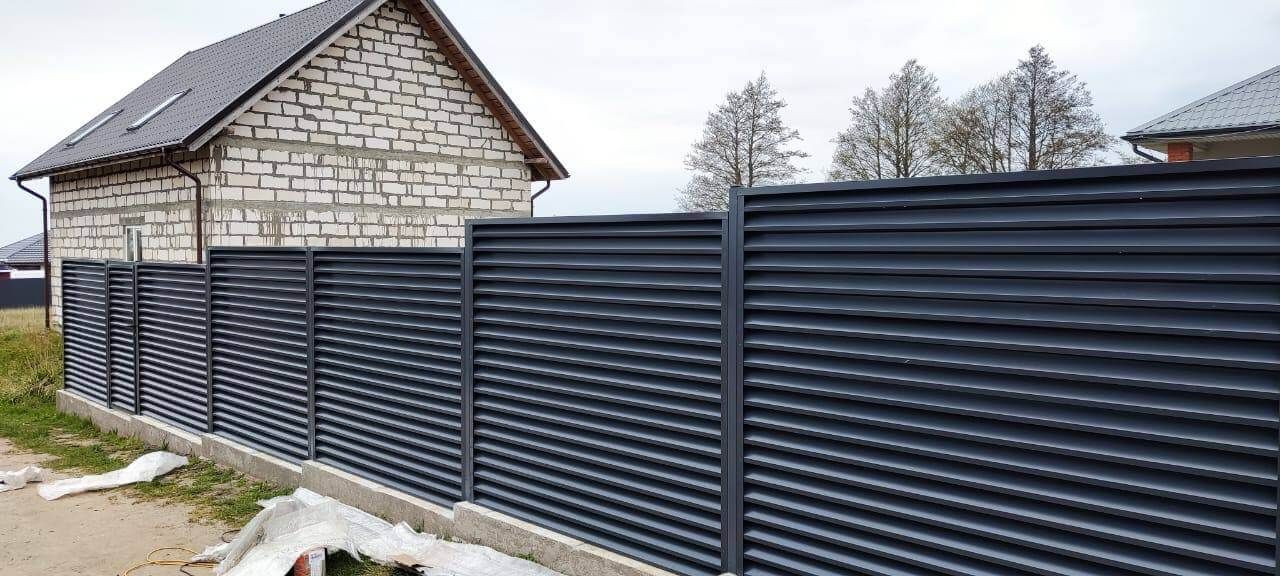 Забор-жалюзи из ламелей ЭКО-Z 24м RAL7024 Серый Графит фото 5 в Старой Руссе