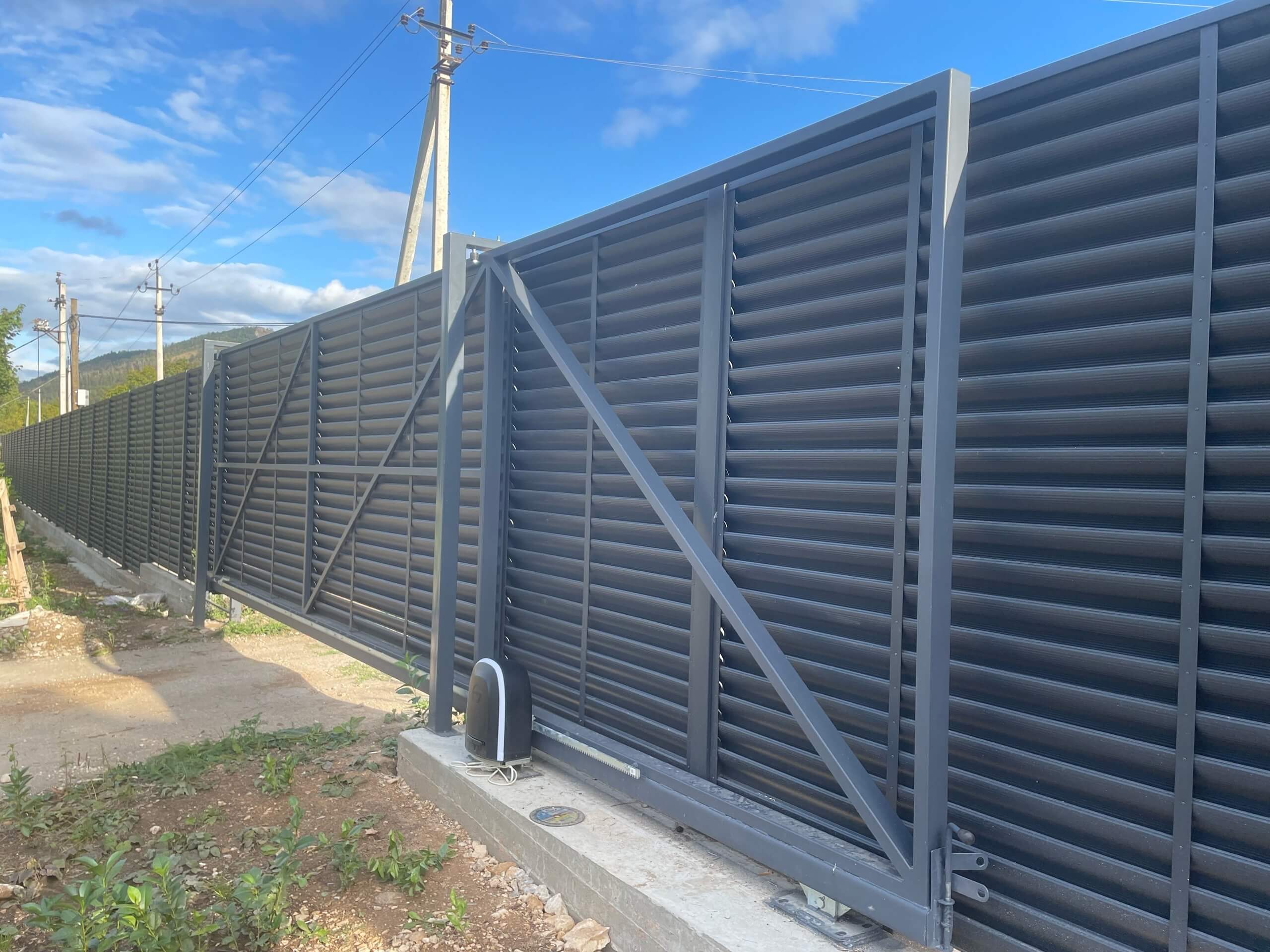 Забор-жалюзи из ламелей Еврожалюзи 250м RAL7024/7024 Серый Графит матовый фото 2 в Старой Руссе