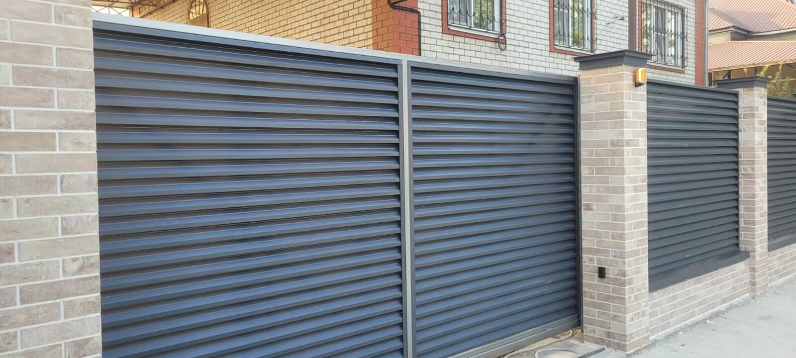 Забор-жалюзи с ламелями ЭКО-Z US усиленные 20м RAL7024/7024 Серый Графит двусторонний МАТТЕ фото 9 в Старой Руссе