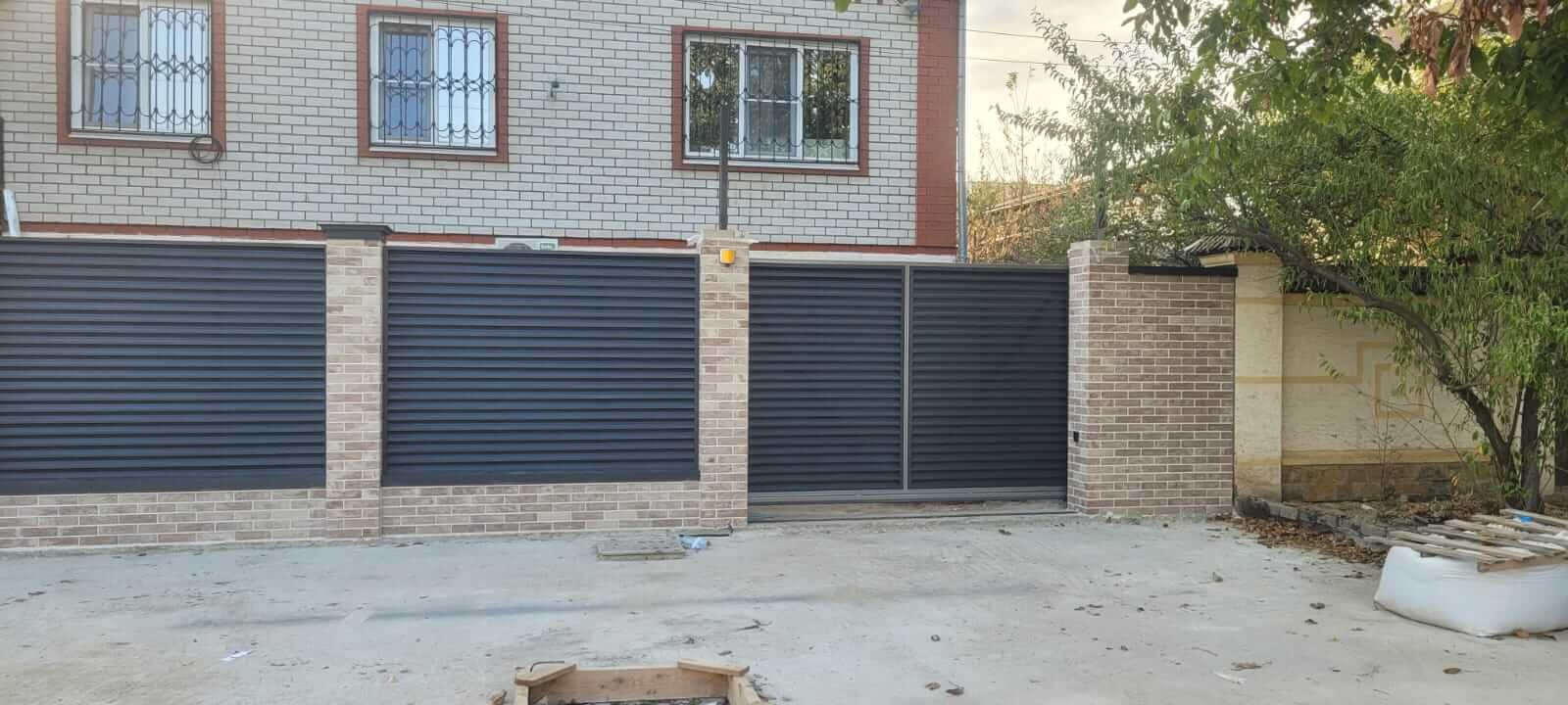 Забор-жалюзи с ламелями ЭКО-Z US усиленные 20м RAL7024/7024 Серый Графит двусторонний МАТТЕ фото 2 в Старой Руссе
