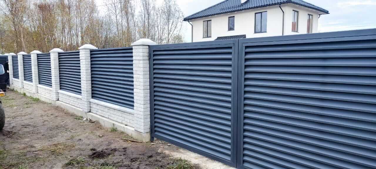 Забор-жалюзи из ламелей ЭКО-Z 32м RAL7024 Серый Графит МАТТЕ фото 5 в Старой Руссе