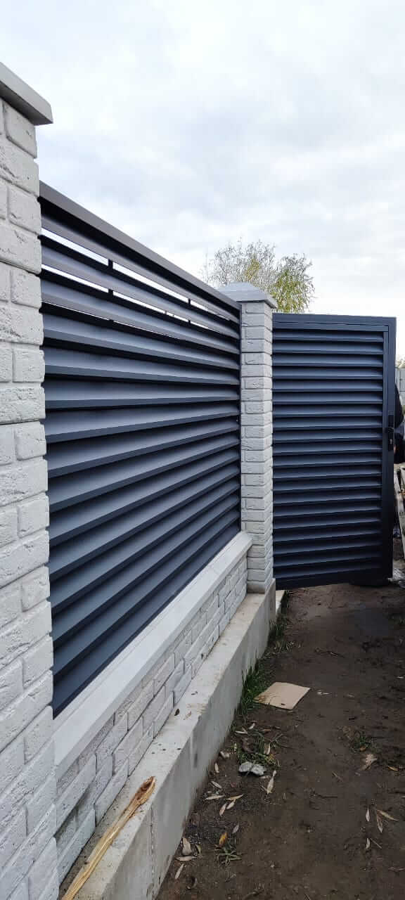 Забор-жалюзи из ламелей ЭКО-Z 32м RAL7024 Серый Графит МАТТЕ фото 4 в Старой Руссе