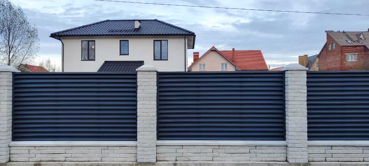Забор-жалюзи из ламелей ЭКО-Z 32м RAL7024 Серый Графит МАТТЕ в Старой Руссе