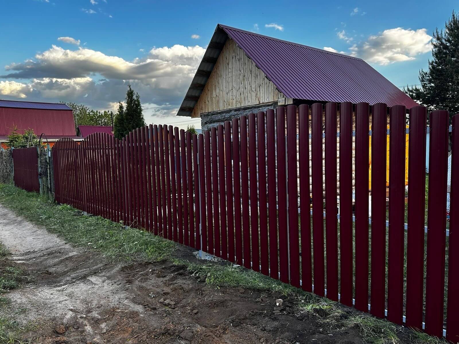 Забор из евроштакетника 28м RAL3005 Красное Вино фото 4 в Старой Руссе