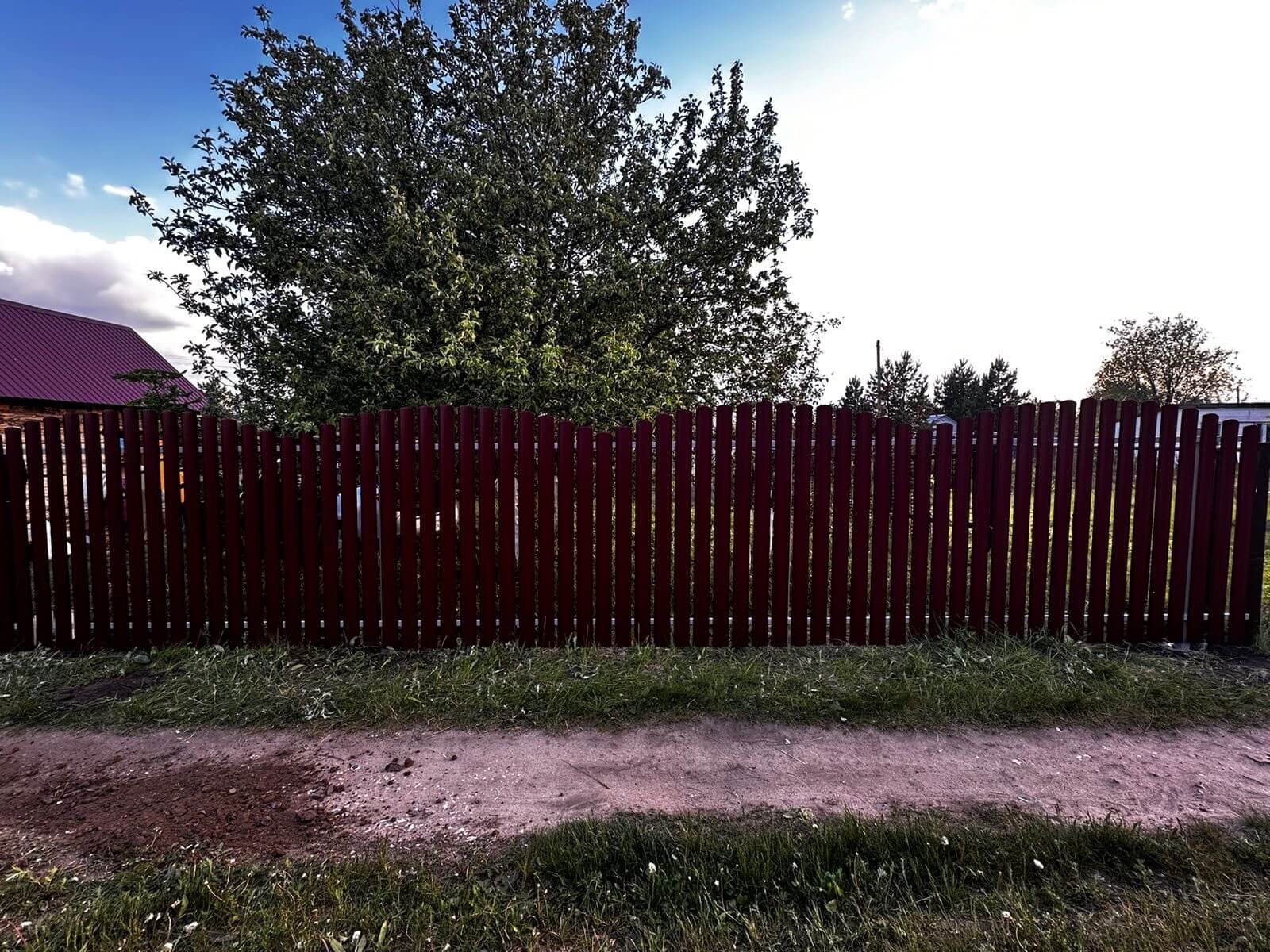 Забор из евроштакетника 28м RAL3005 Красное Вино фото 1 в Старой Руссе