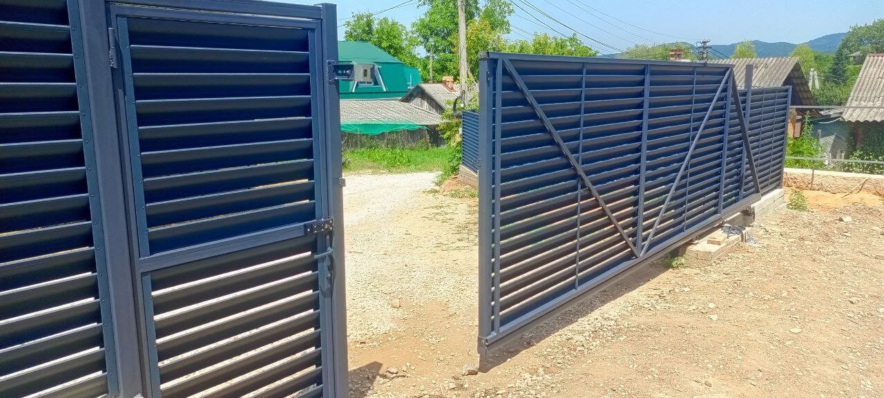 Забор-жалюзи из ламелей Еврожалюзи 53м RAL7024 Серый Графит МАТТЕ фото 16 в Старой Руссе