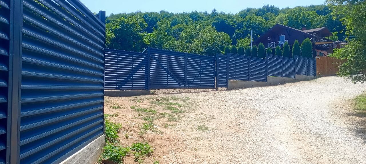 Забор-жалюзи из ламелей Еврожалюзи 53м RAL7024 Серый Графит МАТТЕ фото 8 в Старой Руссе