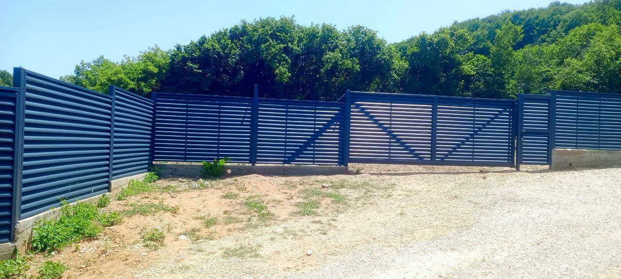 Забор-жалюзи из ламелей Еврожалюзи 53м RAL7024 Серый Графит МАТТЕ фото 7 в Старой Руссе