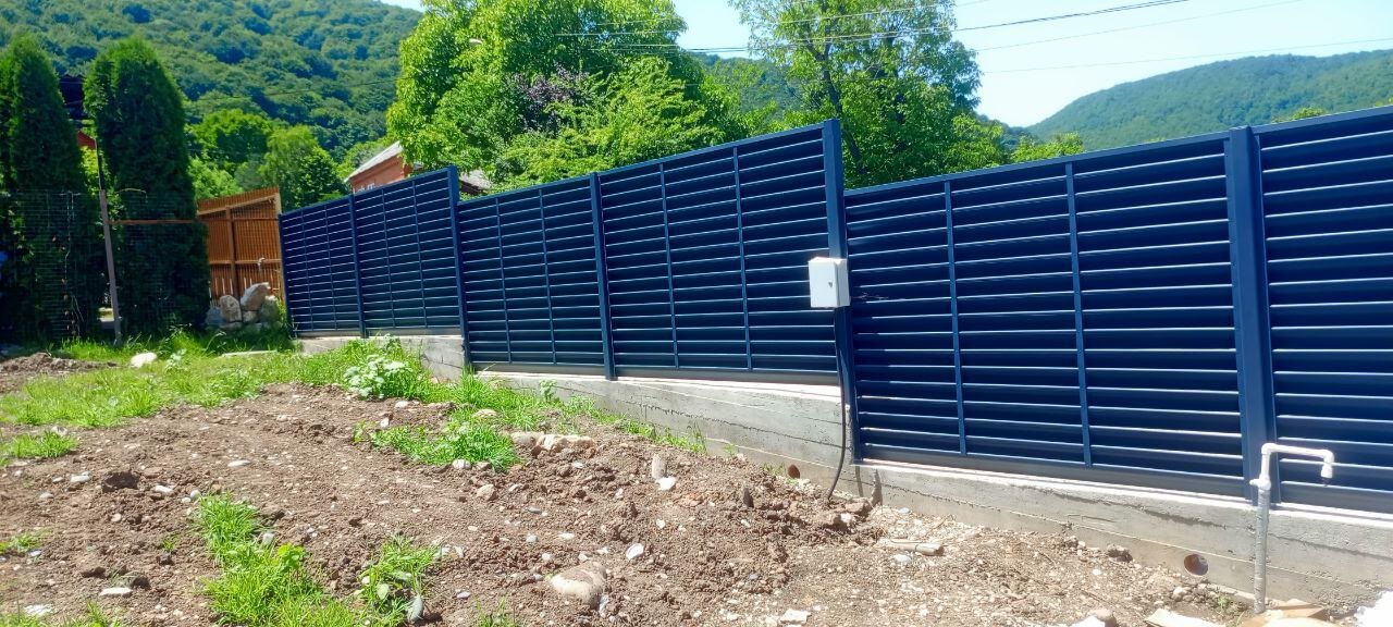 Забор-жалюзи из ламелей Еврожалюзи 53м RAL7024 Серый Графит МАТТЕ фото 3 в Старой Руссе