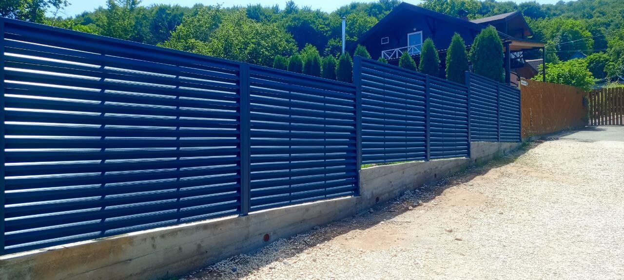 Забор-жалюзи из ламелей Еврожалюзи 53м RAL7024 Серый Графит МАТТЕ фото 12 в Старой Руссе