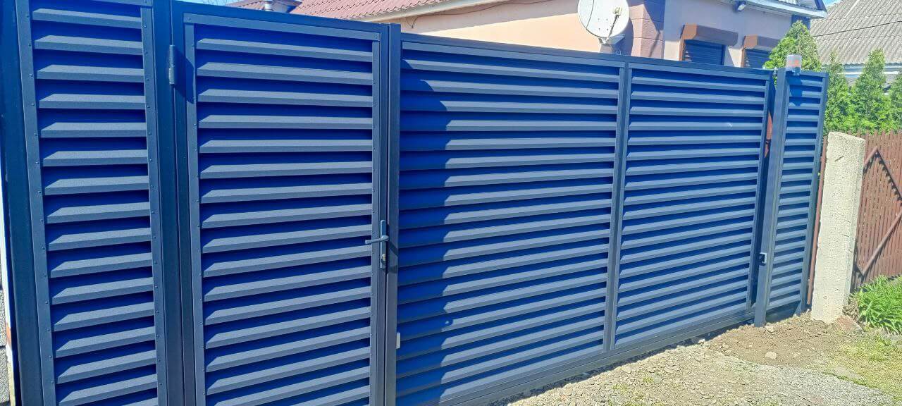 Забор-жалюзи из ламелей Еврожалюзи 53м RAL7024 Серый Графит МАТТЕ фото 10 в Старой Руссе