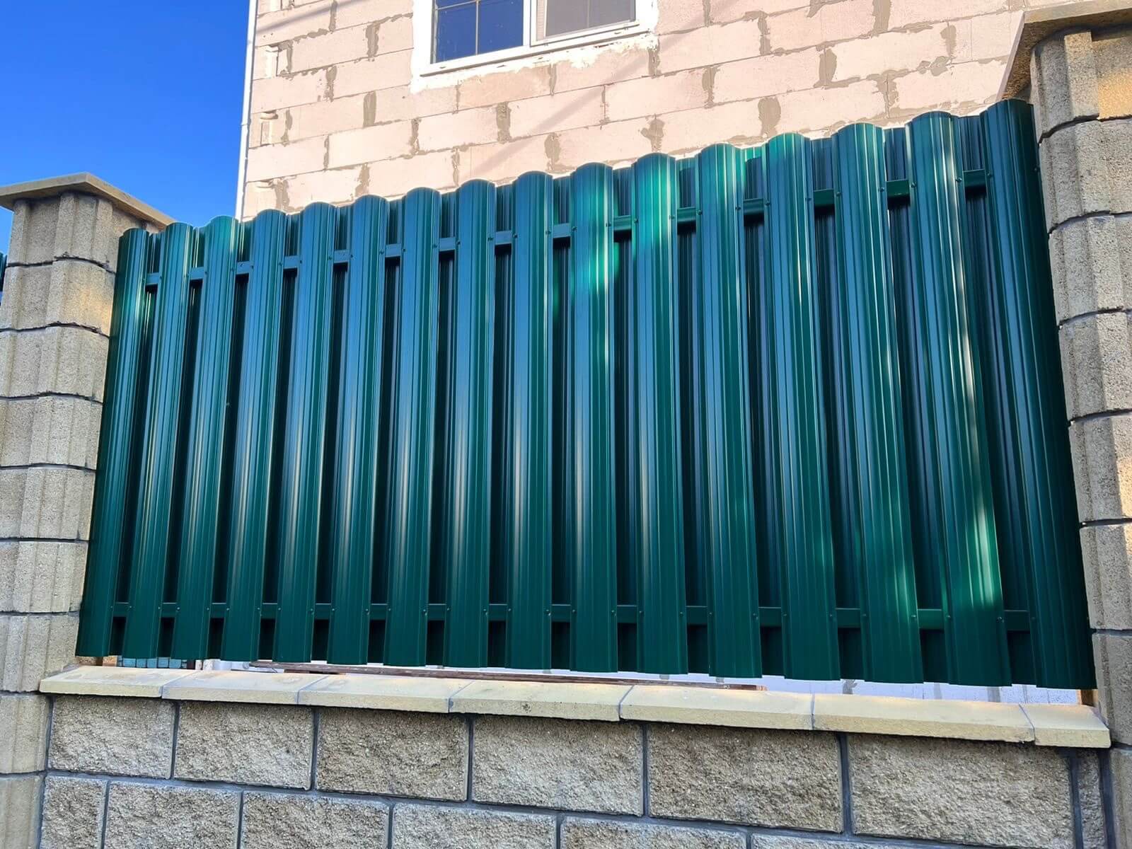 Забор из евроштакетника 22м RAL6005/6005 Зеленый Мох двусторонний фото 2 в Старой Руссе