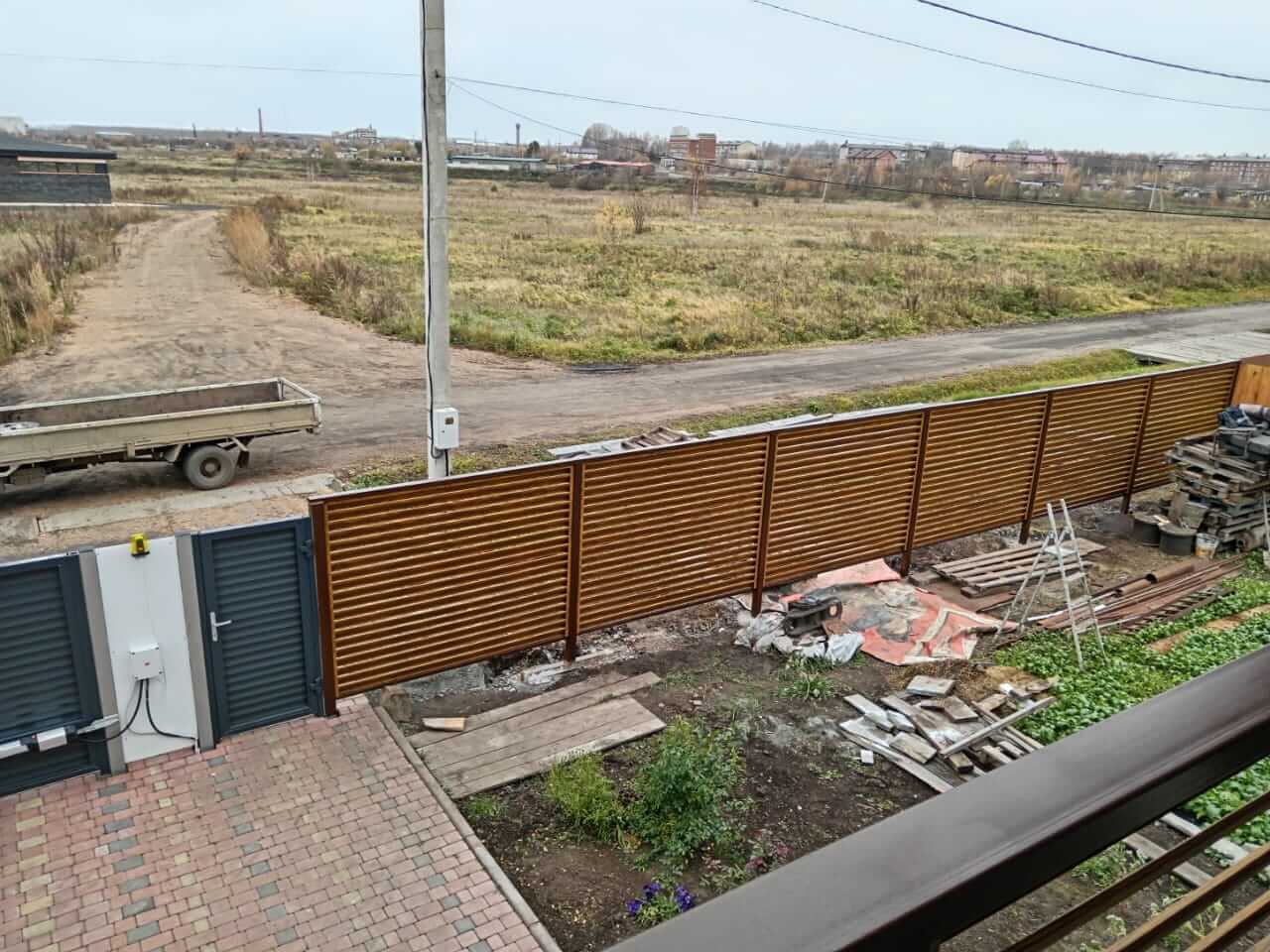 Забор-жалюзи 12м + балконное ограждение из ламелей Еврожалюзи Орех Миланский 3D Принтек фото 2 в Старой Руссе