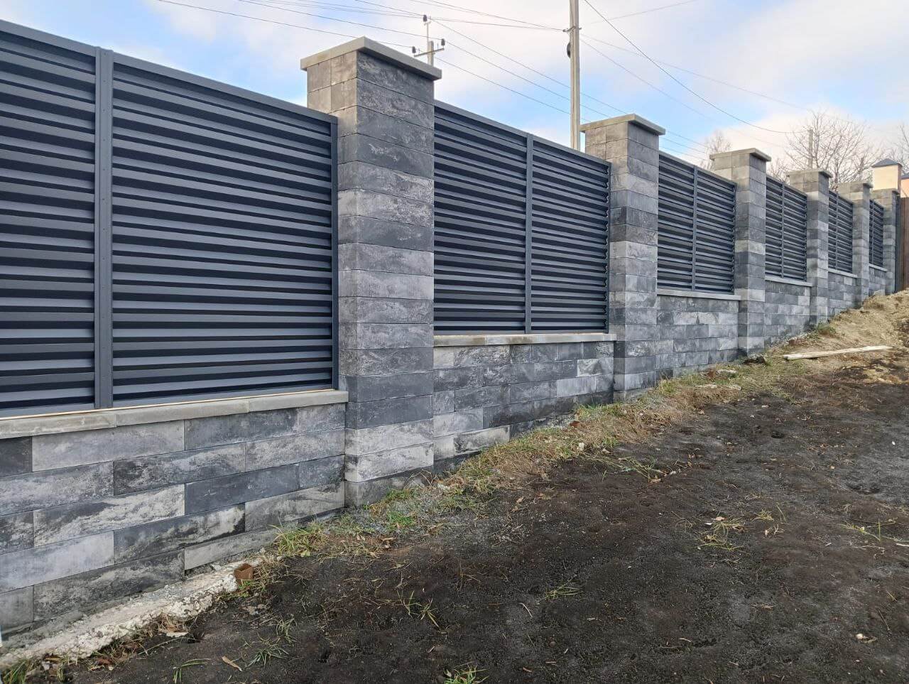 Забор-жалюзи из ламелей Елочка 72м RAL7024/7024 Серый Графит двусторонний МАТТЕ фото 4 в Старой Руссе