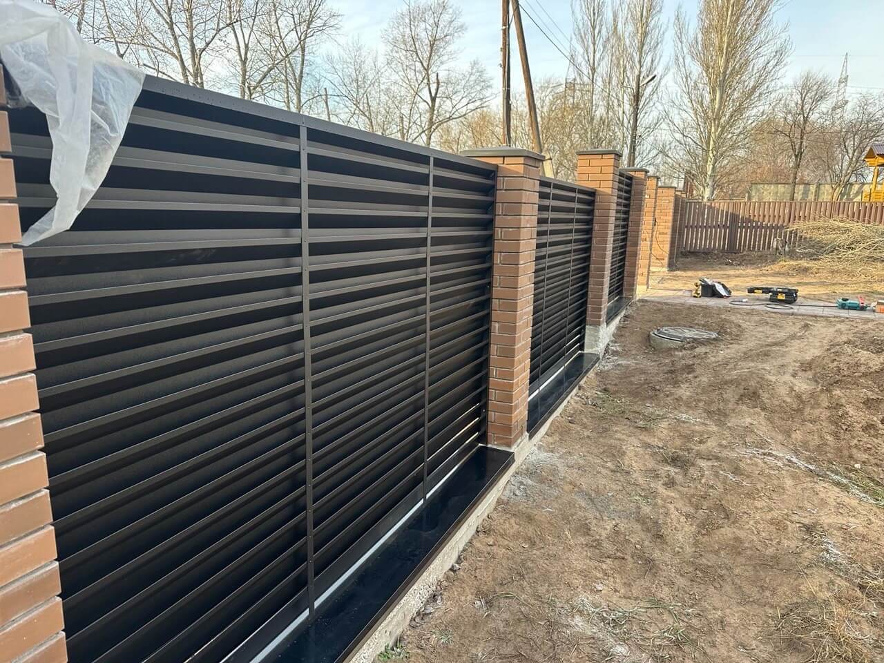 Забор-жалюзи из ламелей Хай-Тек 16м RAL9005/9005 Черный двусторонний МАТТЕ фото 1 в Старой Руссе