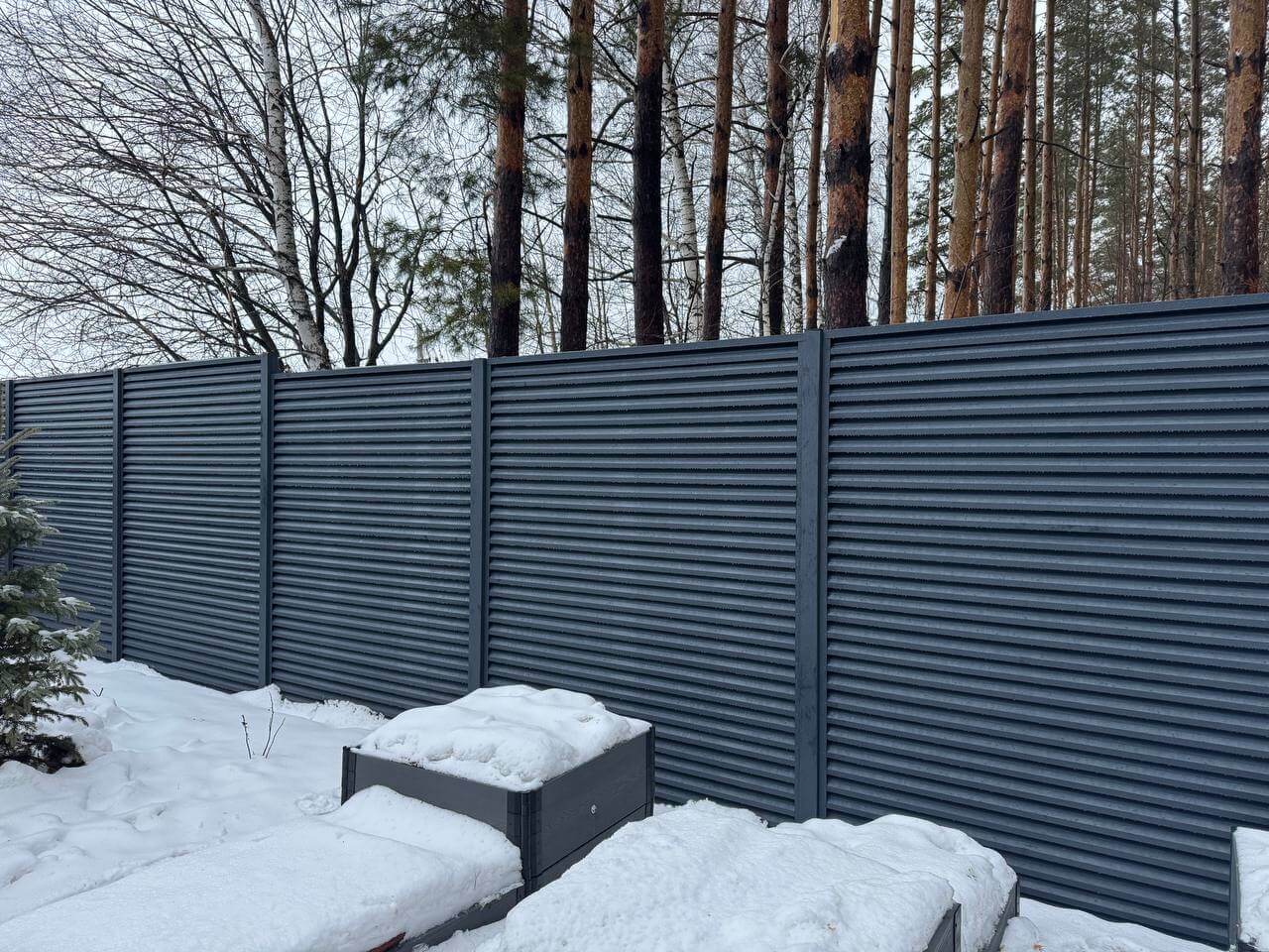 Забор-жалюзи из ламелей ЭКО-Z-US 54м RAL7024/7024 Серый Графит двусторонний МАТТЕ фото 3 в Старой Руссе