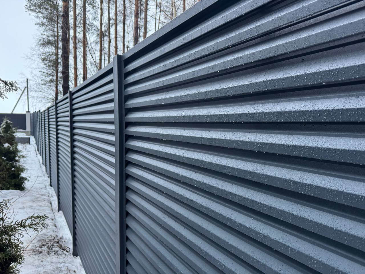 Забор-жалюзи из ламелей ЭКО-Z-US 54м RAL7024/7024 Серый Графит двусторонний МАТТЕ фото 2 в Старой Руссе