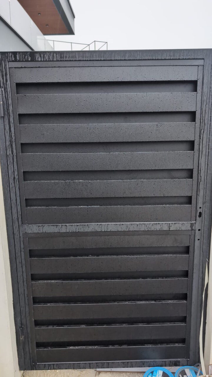 Откатные ворота с калиткой из металлопланкена RAL9005/9005 Черный двусторонний МАТТЕ фото 3 в Старой Руссе