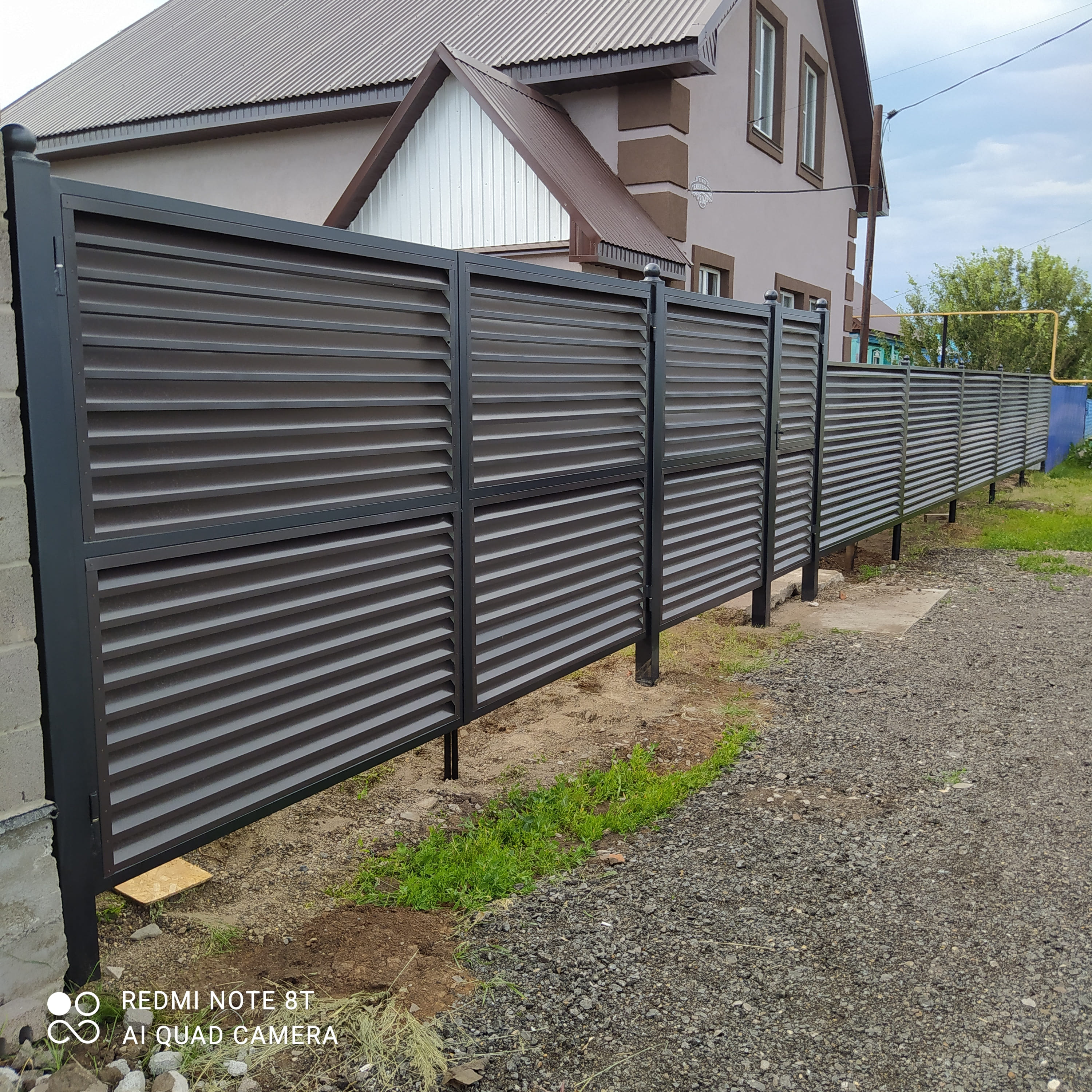 Забор-жалюзи из ламелей ЭКО-Z 10м RAL8019 Темный Шоколад в Старой Руссе