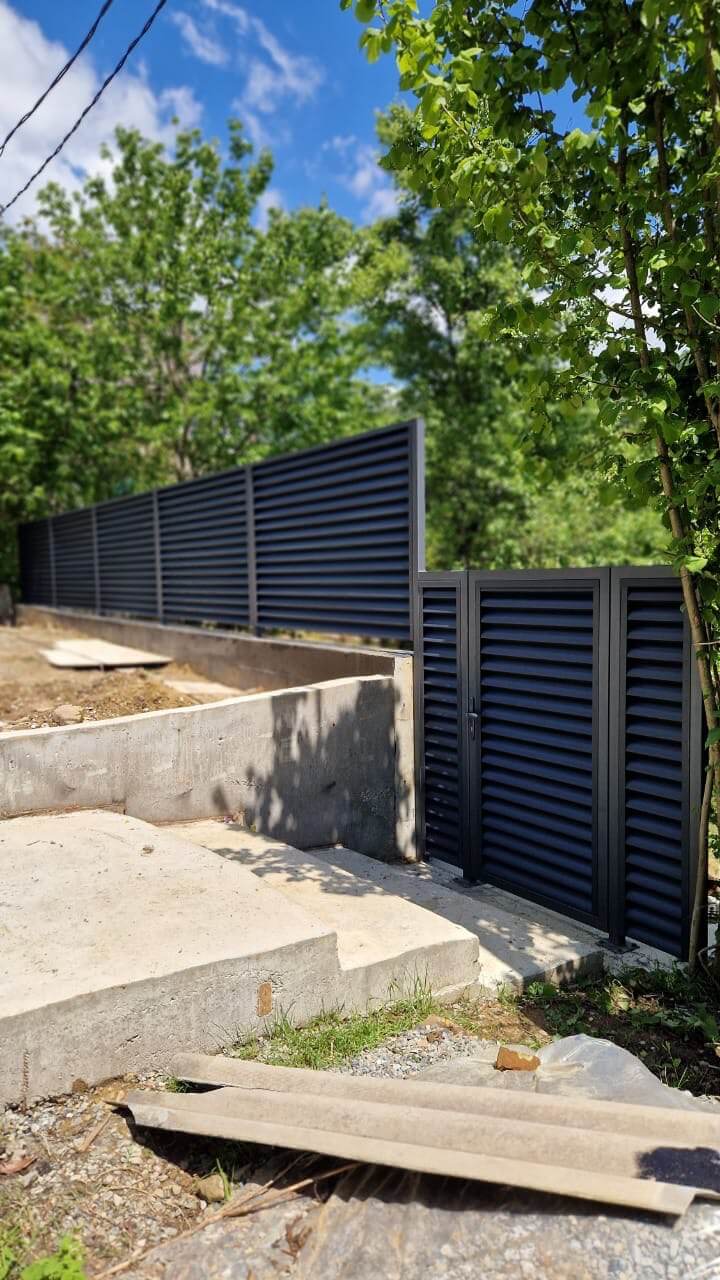 Забор-жалюзи из ламелей еврожалюзи 23м RAL7024/7024 Серый Графит двусторонний МАТТЕ фото 1 в Старой Руссе