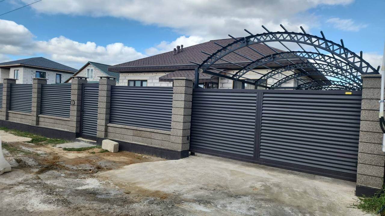 Забор-жалюзи из ламелей Реснички 27м RAL8019/8019 Темный Шоколад двусторонний МАТТЕ фото 2 в Старой Руссе