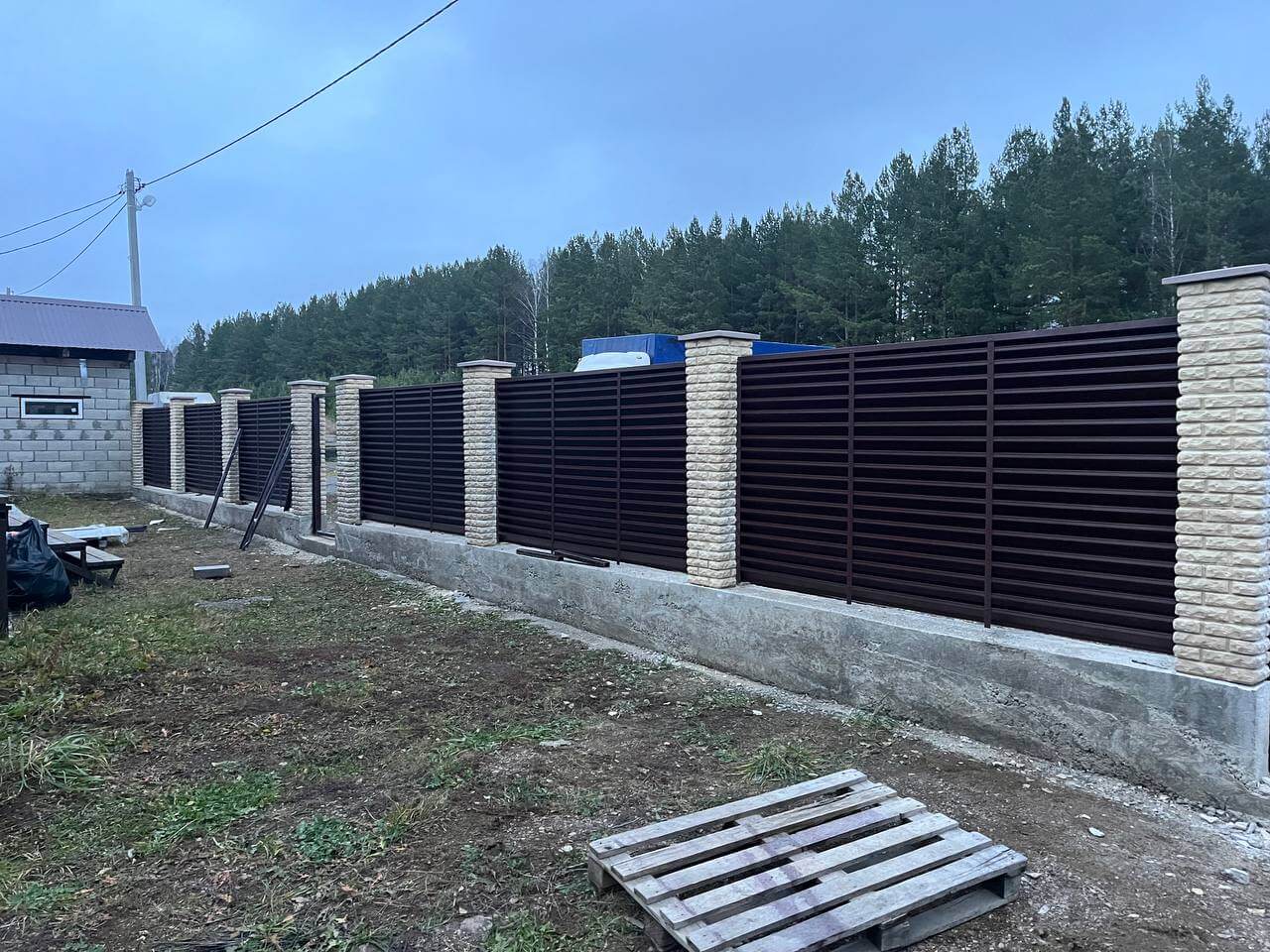 Забор-жалюзи из ламелей ЭКО-Z 18м RAL8017/8017 Шоколад двусторонний фото 3 в Старой Руссе