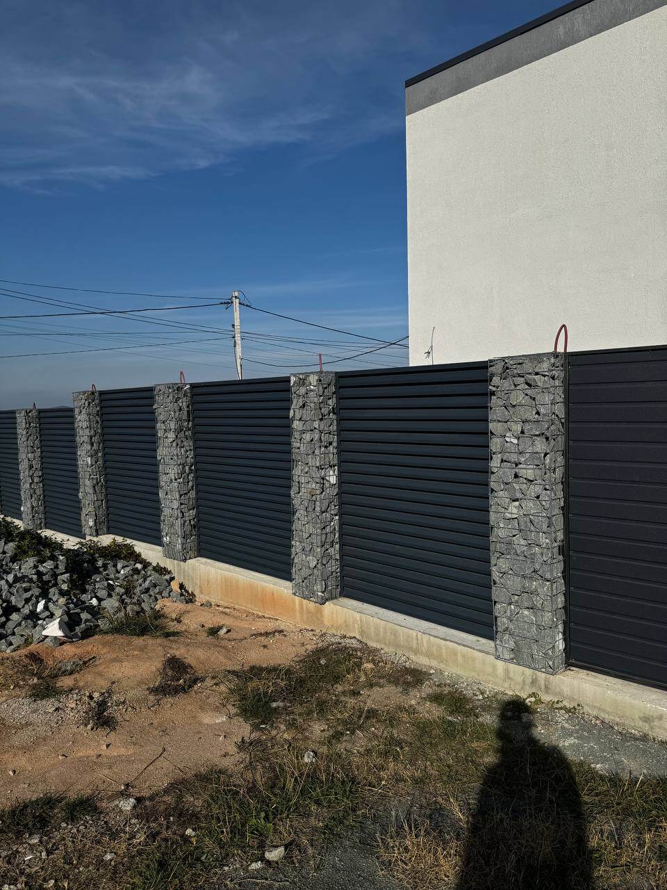 Забор-жалюзи из ламелей ЭКО-Z-US усиленных 36м RAL7024/7024 Серый Графит двусторонний МАТТЕ фото 6 в Старой Руссе