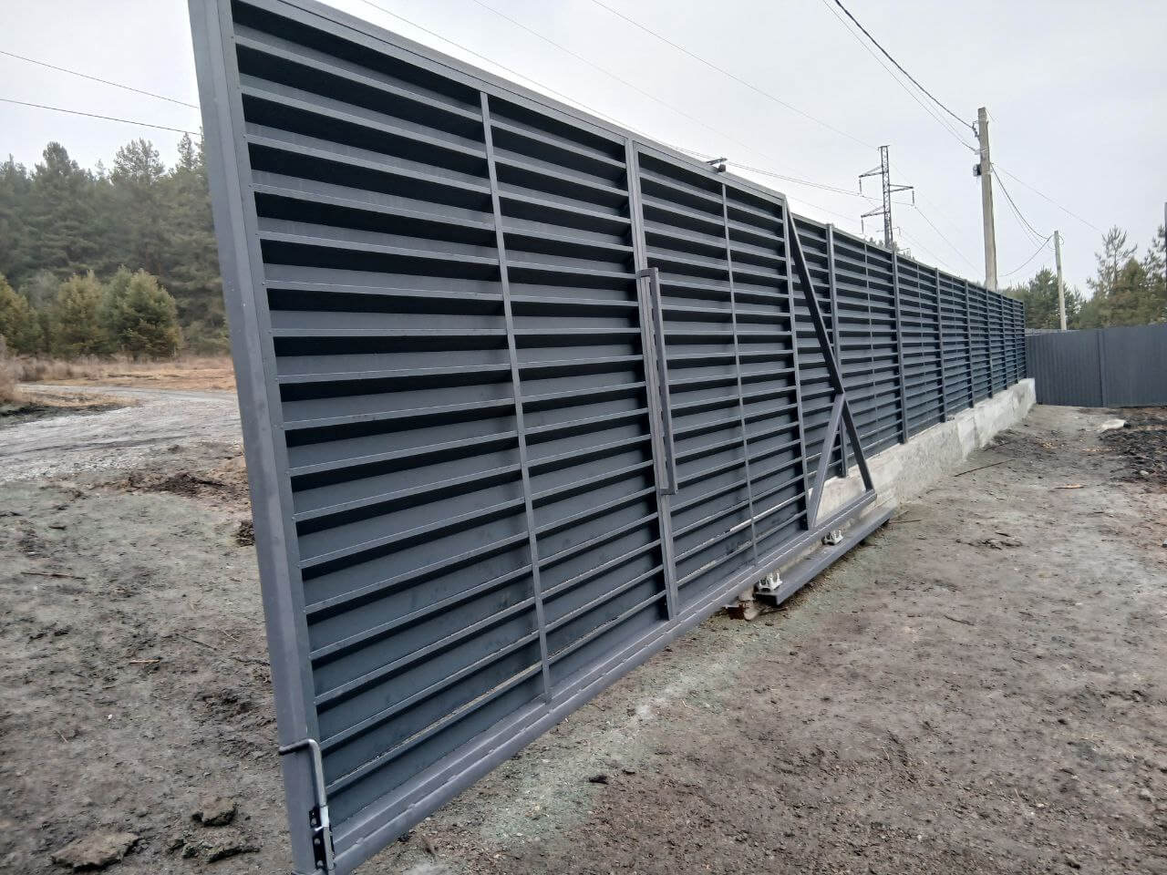 Забор-жалюзи из ламелей Хай-Тек 37м RAL7024/7024 Серый Графит двусторонний МАТТЕ фото 7 в Старой Руссе