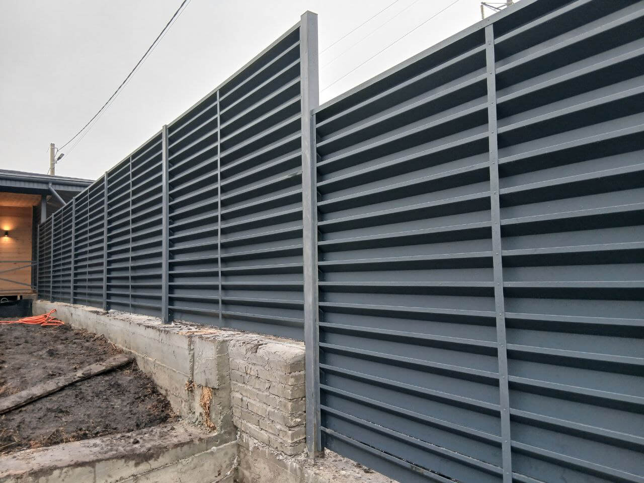 Забор-жалюзи из ламелей Хай-Тек 37м RAL7024/7024 Серый Графит двусторонний МАТТЕ фото 6 в Старой Руссе