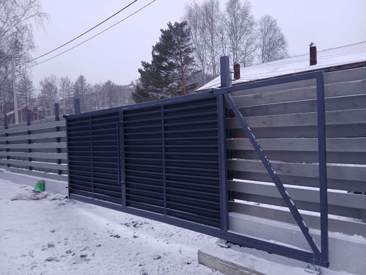 Входная группа из ламелей Хай-Тек RAL7024/7024 Серый Графит двусторонний МАТТЕ фото 4 в Старой Руссе