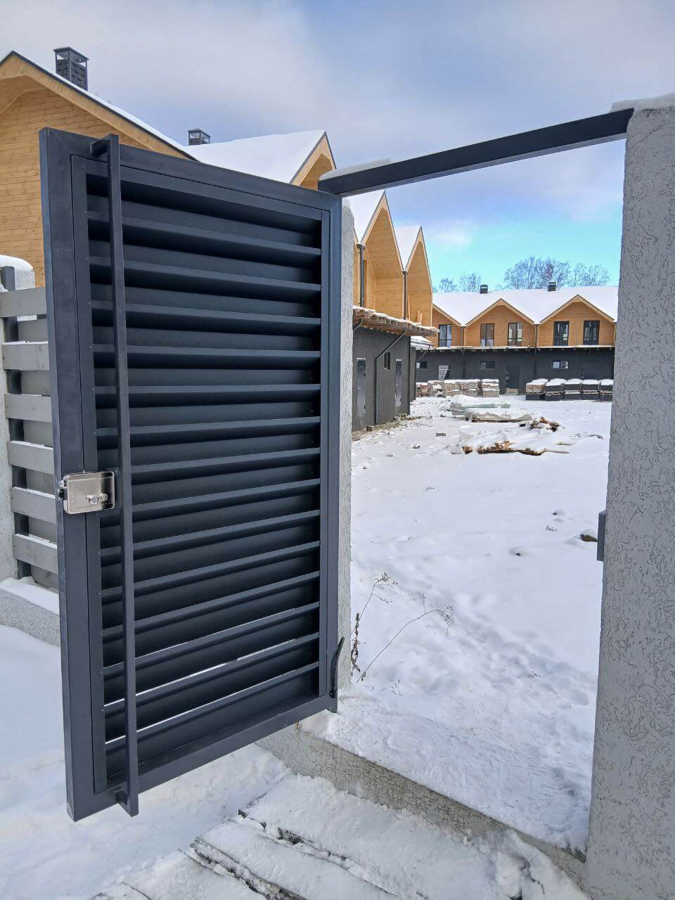 Входная группа из ламелей Хай-Тек RAL7024/7024 Серый Графит двусторонний МАТТЕ фото 21 в Старой Руссе
