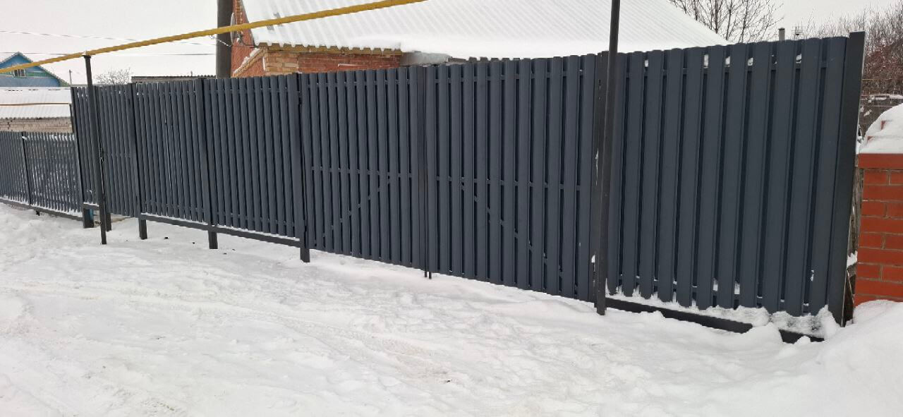 Забор из евроштакетника 27м RAL7024 Серый Графит МАТТЕ в Старой Руссе