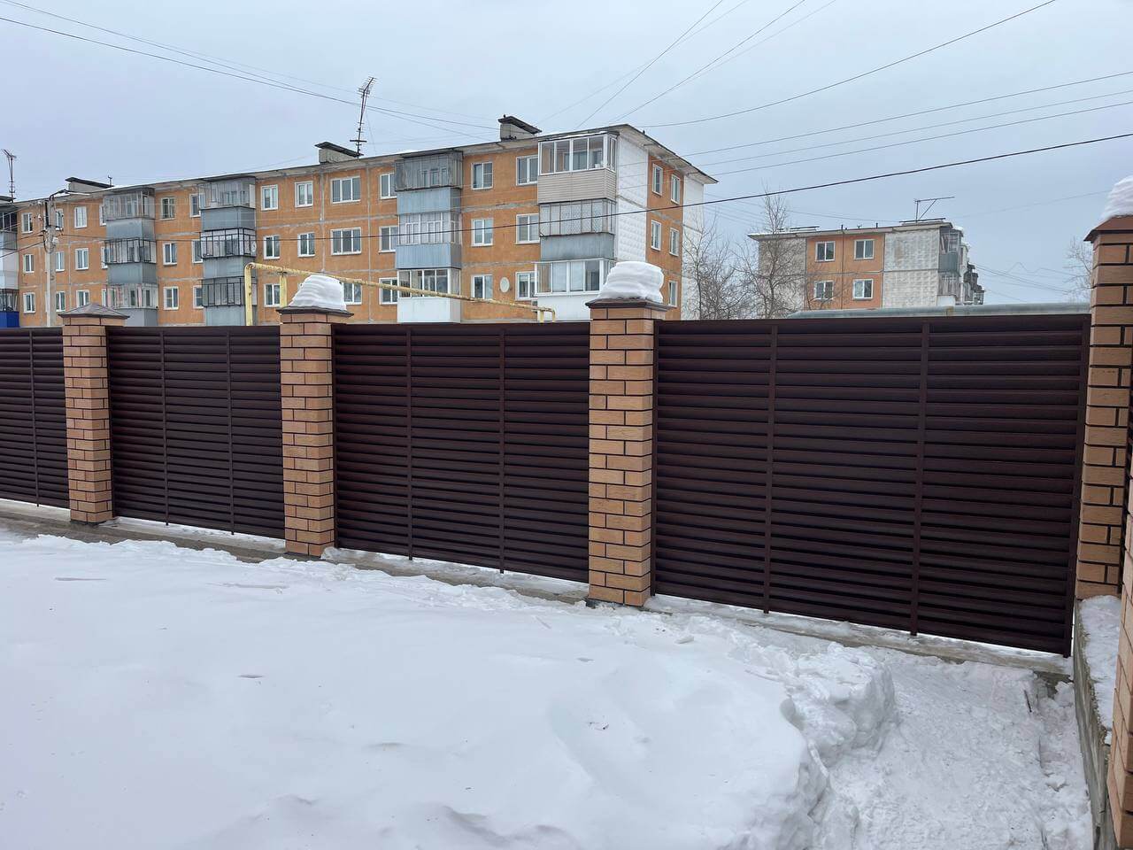 Забор-жалюзи из ламелей ЭКО-Z 87м RAL8017/8017 Шоколад двусторонний МАТТЕ фото 17 в Старой Руссе