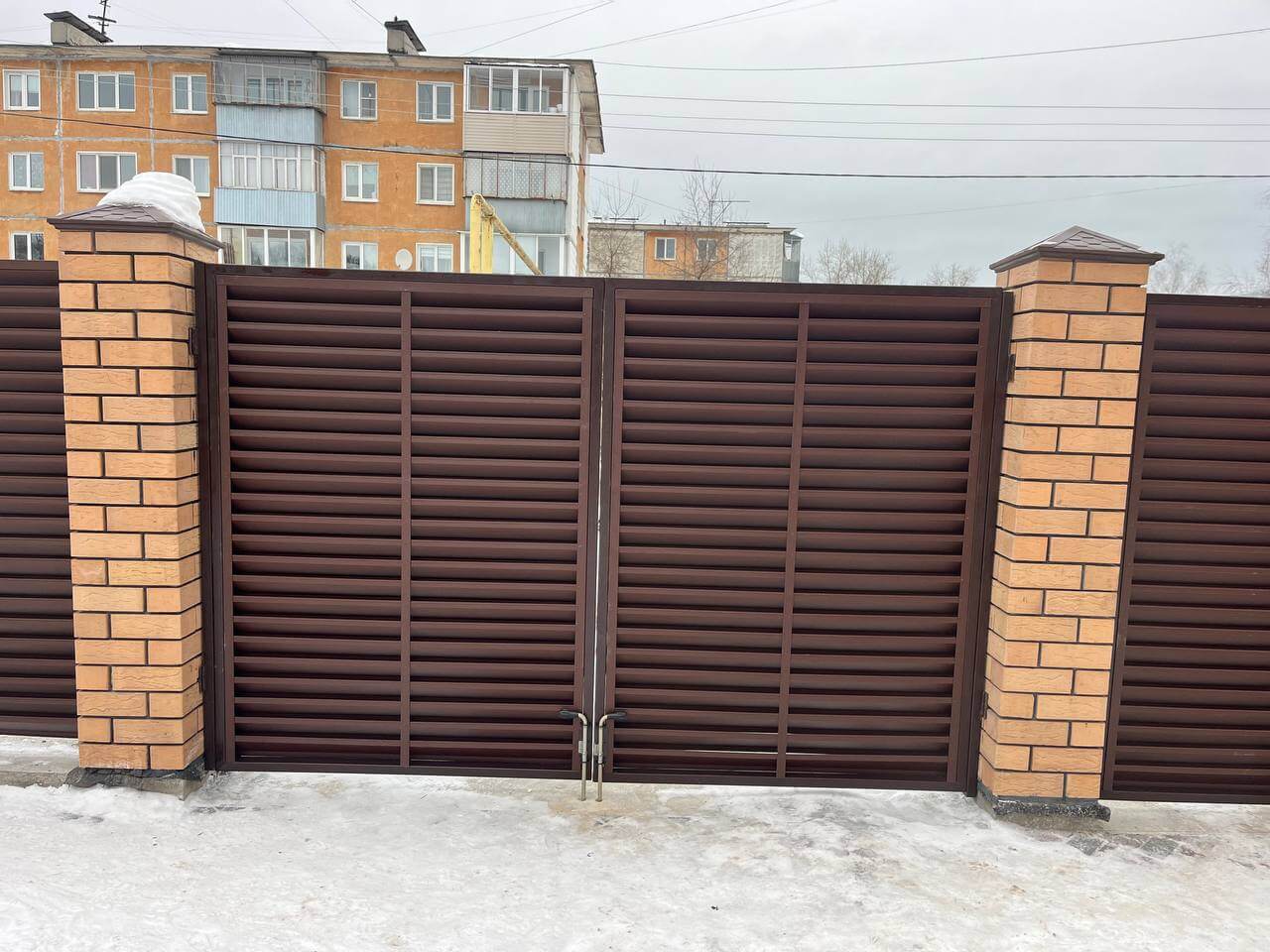 Забор-жалюзи из ламелей ЭКО-Z 87м RAL8017/8017 Шоколад двусторонний МАТТЕ фото 9 в Старой Руссе