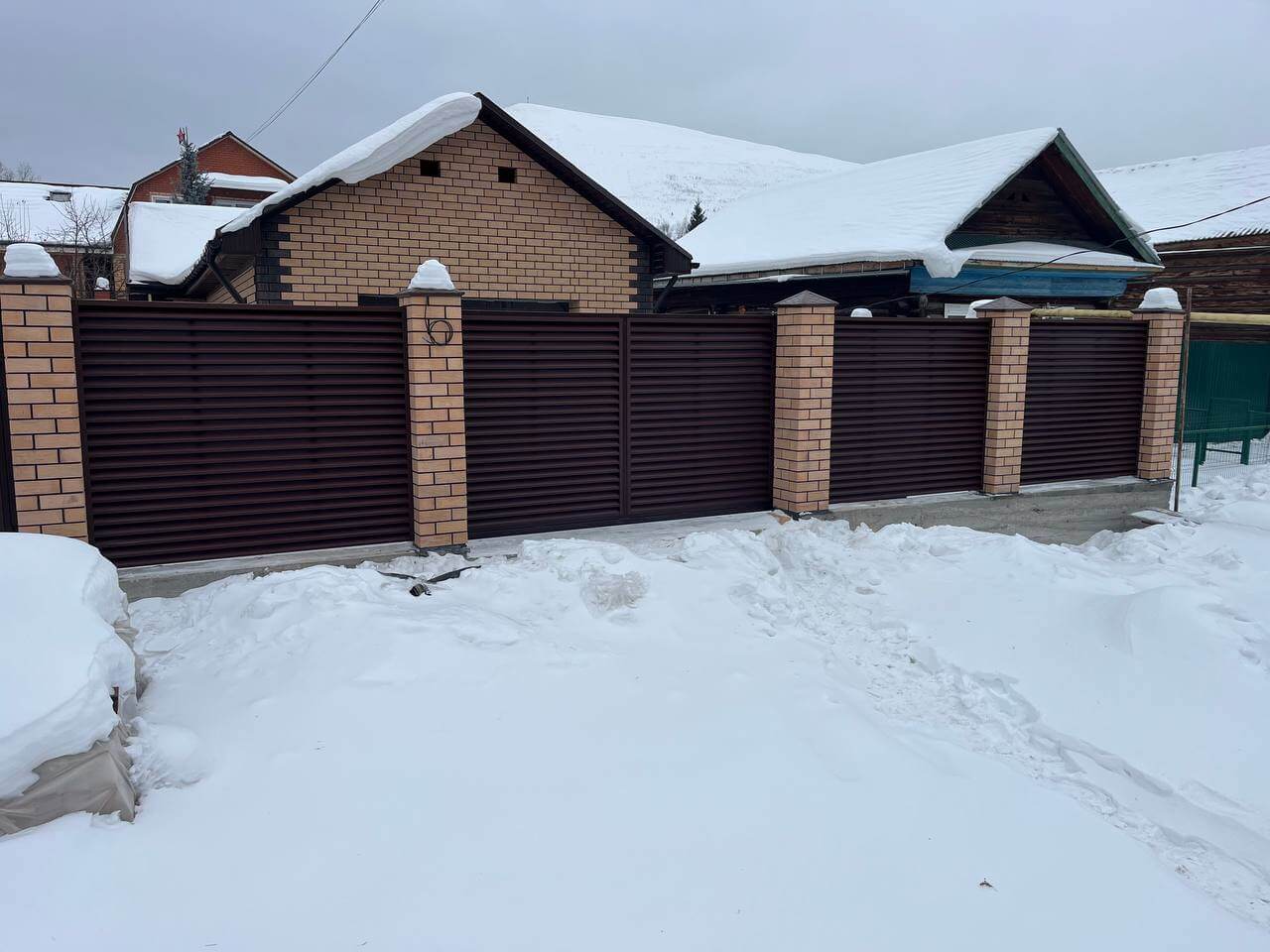 Забор-жалюзи из ламелей ЭКО-Z 87м RAL8017/8017 Шоколад двусторонний МАТТЕ фото 3 в Старой Руссе