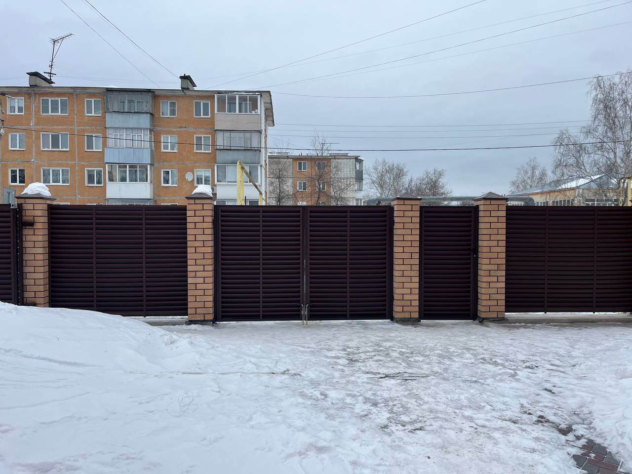 Забор-жалюзи из ламелей ЭКО-Z 87м RAL8017/8017 Шоколад двусторонний МАТТЕ фото 1 в Старой Руссе