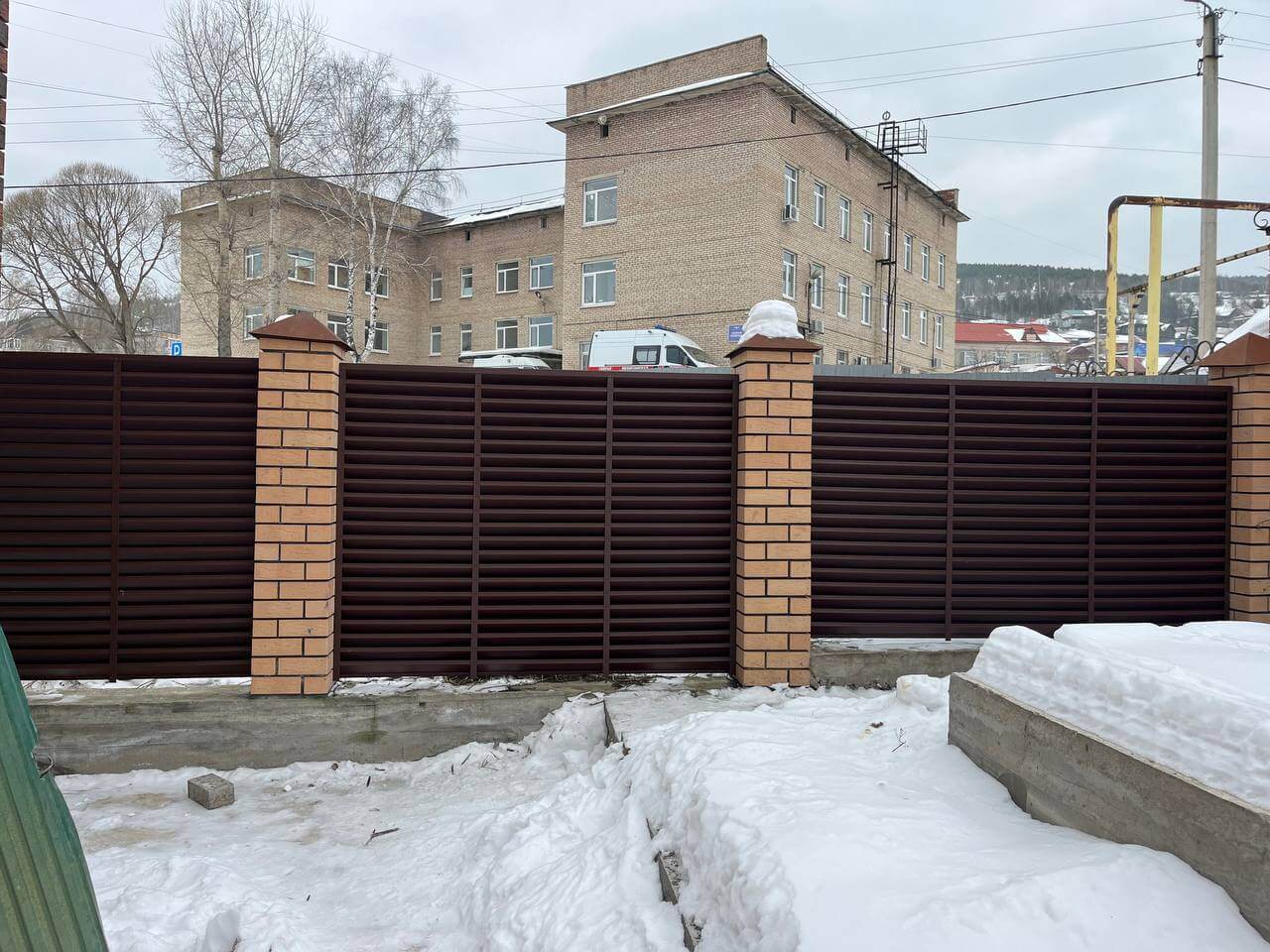 Забор-жалюзи из ламелей ЭКО-Z 87м RAL8017/8017 Шоколад двусторонний МАТТЕ фото 16 в Старой Руссе