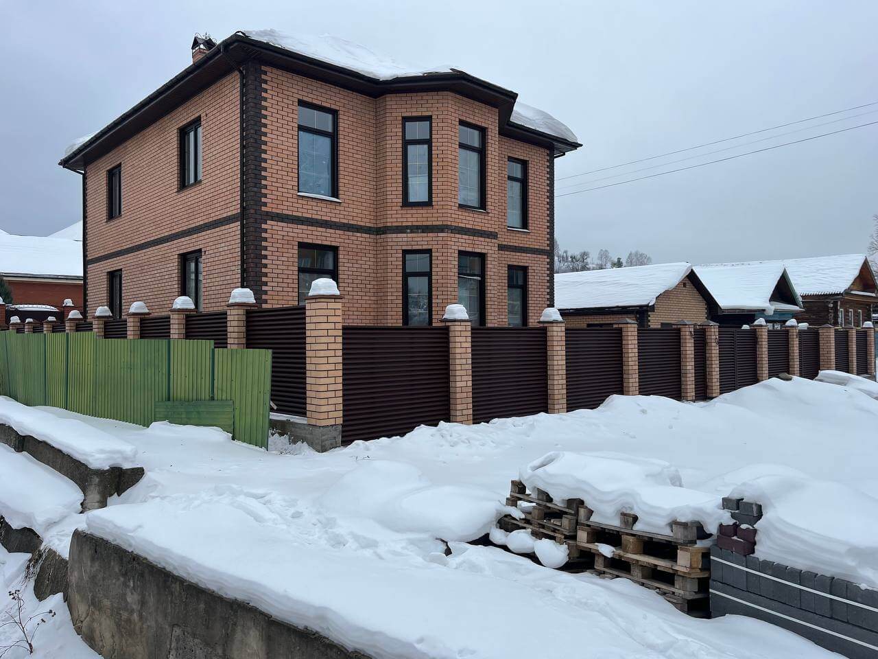 Забор-жалюзи из ламелей ЭКО-Z 87м RAL8017/8017 Шоколад двусторонний МАТТЕ фото 12 в Старой Руссе