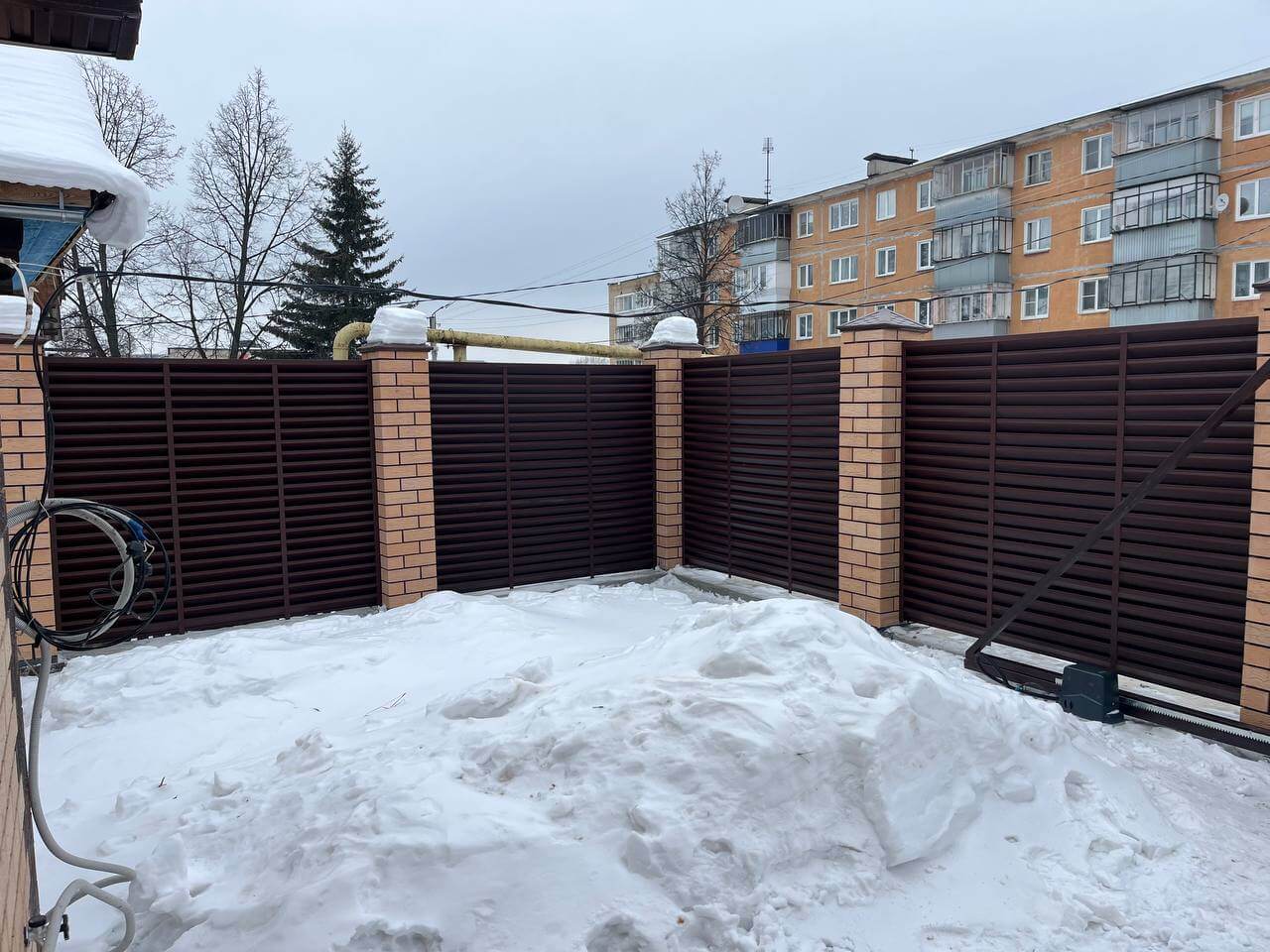 Забор-жалюзи из ламелей ЭКО-Z 87м RAL8017/8017 Шоколад двусторонний МАТТЕ фото 11 в Старой Руссе