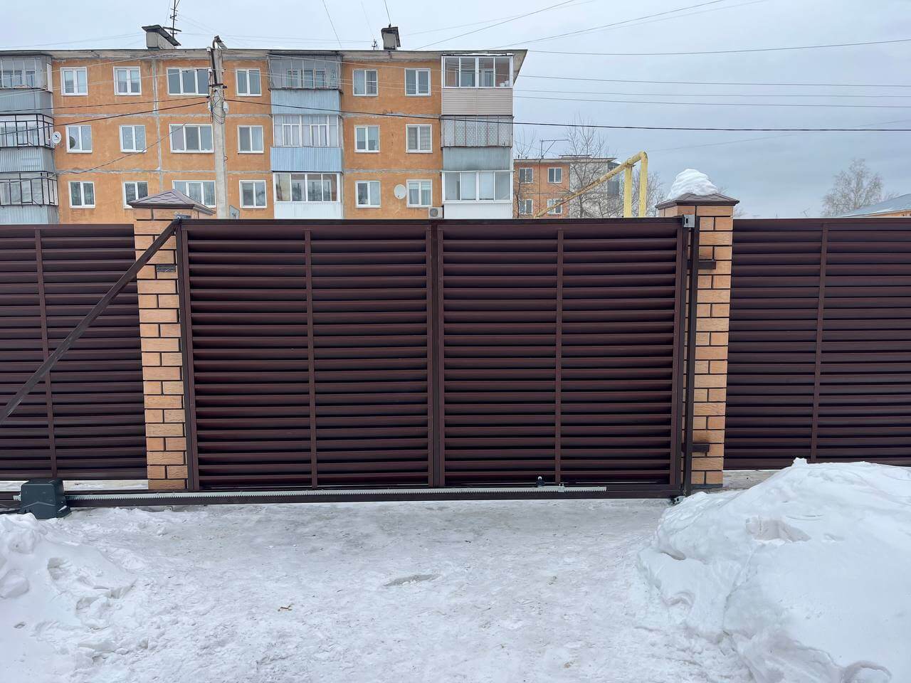 Забор-жалюзи из ламелей ЭКО-Z 87м RAL8017/8017 Шоколад двусторонний МАТТЕ фото 10 в Старой Руссе