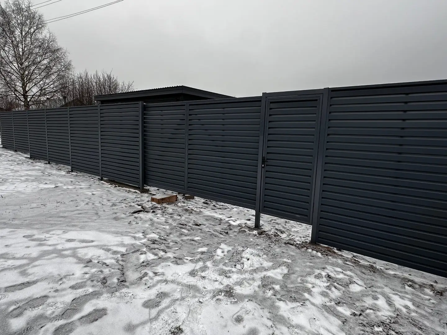Забор-жалюзи из ламелей Хай-Тек 20м RAL7024/7024 Серый Графит двусторонний МАТТЕ фото 4 в Старой Руссе
