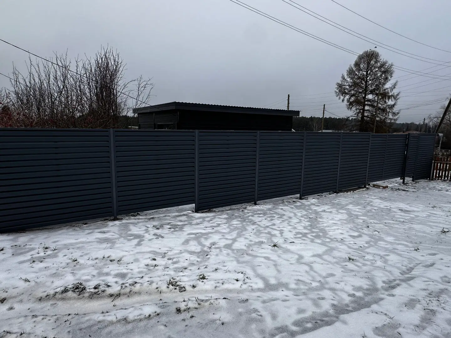 Забор-жалюзи из ламелей Хай-Тек 20м RAL7024/7024 Серый Графит двусторонний МАТТЕ фото 3 в Старой Руссе