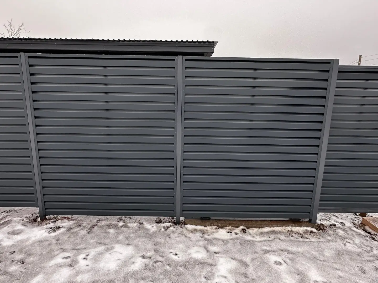 Забор-жалюзи из ламелей Хай-Тек 20м RAL7024/7024 Серый Графит двусторонний МАТТЕ фото 2 в Старой Руссе