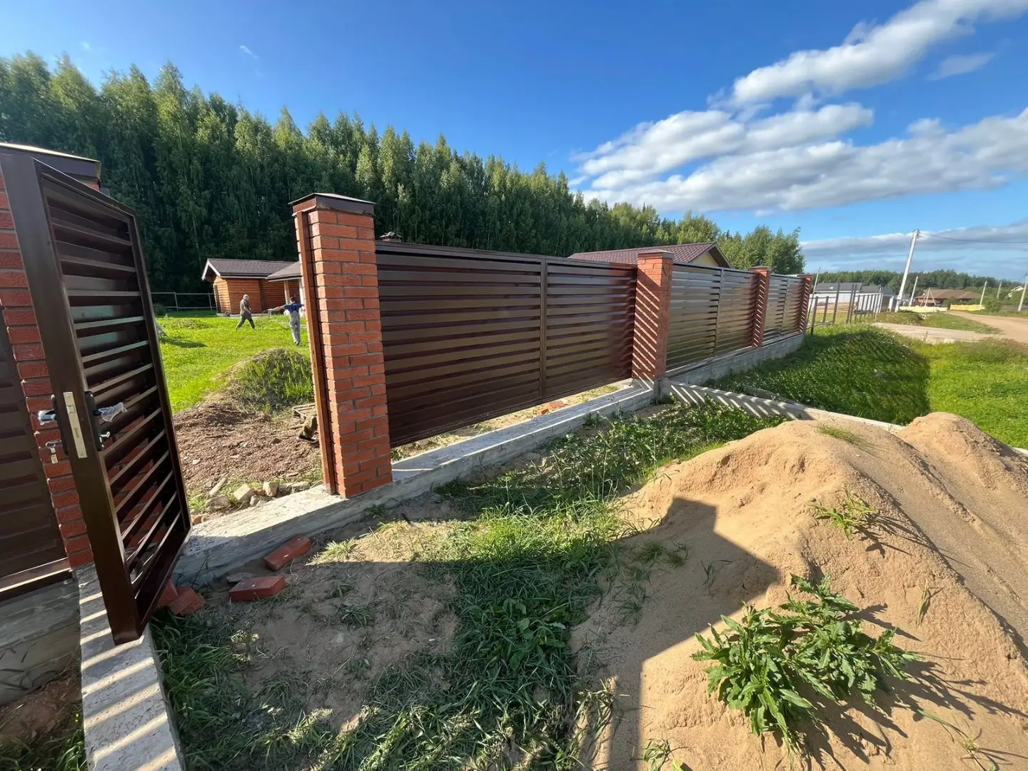 Забор-жалюзи из ламелей Хай-Тек 26м RAL8017/8017 Шоколад двусторонний фото 5 в Старой Руссе
