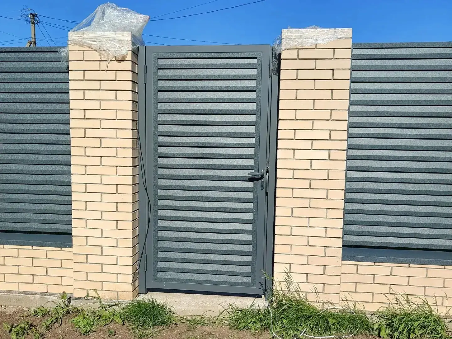 Забор-жалюзи из ламелей Реснички 16м RAL7024 Серый Графит Стальной Бархат фото 2 в Старой Руссе