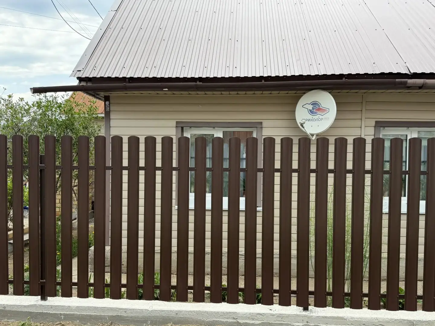 Комбинированный забор из ламелей ЭКО-Z-US и евроштакетника 18м RAL8017 Шоколад МАТТЕ, Полиэстер фото 3 в Старой Руссе