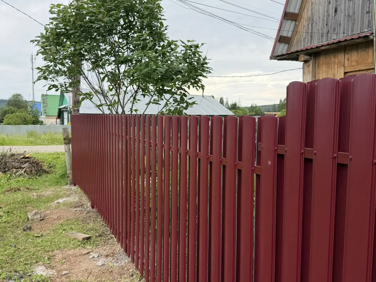 Забор из евроштакетника 24м RAL3005/3005 Красное Вино двусторонний фото 2 в Старой Руссе